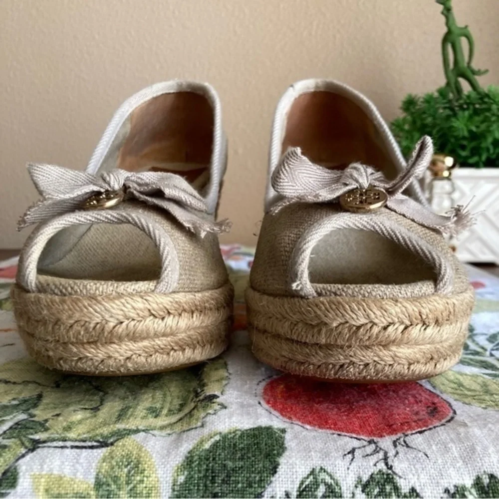 Tory Burch Jackie beige peeptoe wedges size 9B - Picture 2 of 16